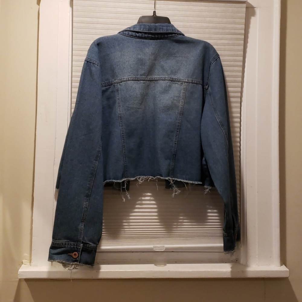 Stylish Cropped Jean Jacket - Picture 2 of 6
